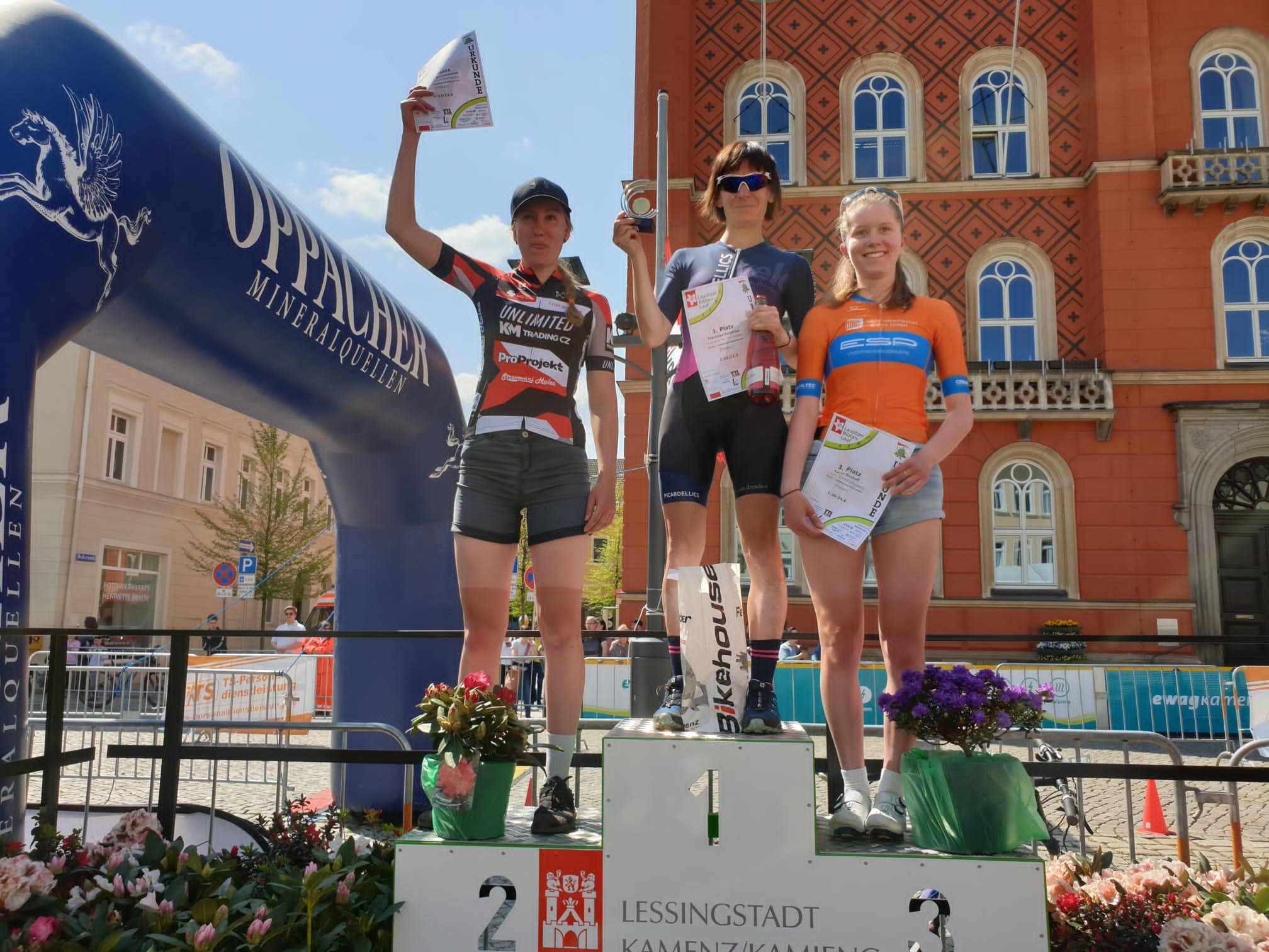 Erste Gesamtführende bei den Frauen ist Farnziska Reinfried (Picardellics Velo Team Dresden). Nach vier Runden sichert sie sich den Sieg im Fotofinish vor Adriana Marschnerova (UNLIMITED KM TRADING CZ) und Tanja Bischoff (Renngemeinschaft Team WATTKOMBINAT / RKE).